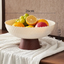 Fruteira com pedestal em estilo clássico — leve, elegante e ideal para decorar com frutas ou doces.