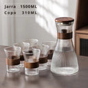 Jarra + 6 copos: Jarra de vidro resistente ao calor com seis copos estilo nórdico sobre a bancada

