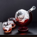 Decantador globo com 910ml, 2 copos de 300ml e funil. Peça decorativa com navio interno e base de madeira sofisticada.