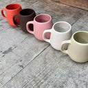 Kit com 2 canecas bojudas de porcelana 260ml, ideais para café, chá ou leite com estilo.