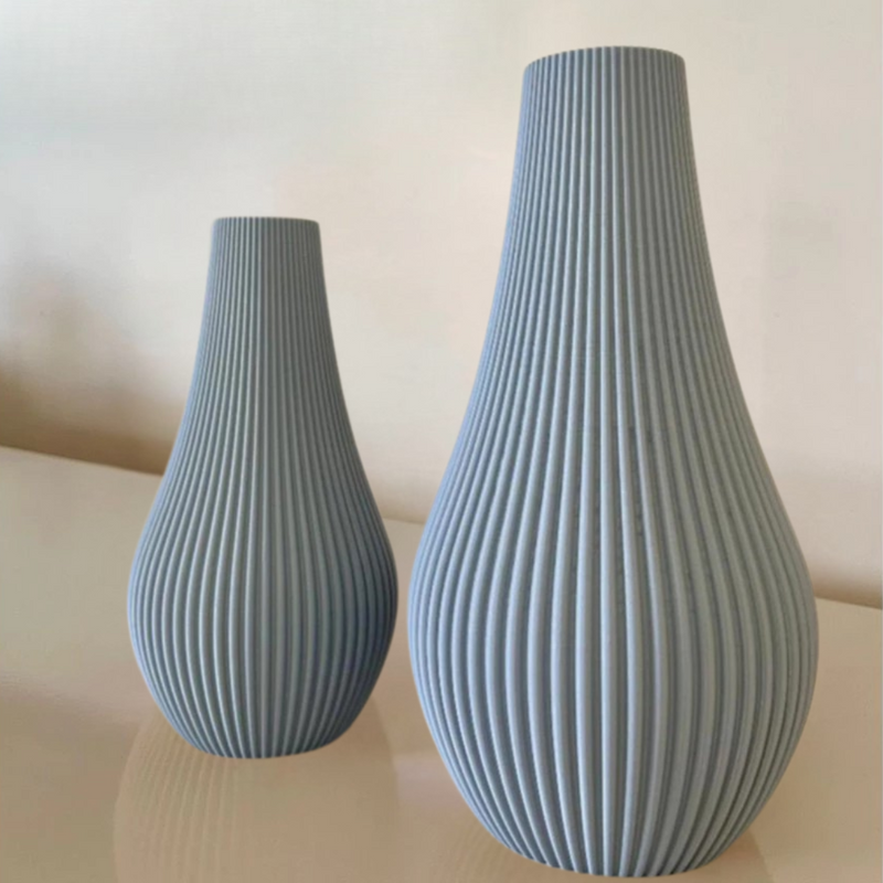 Kit de vasos decorativos com textura em linhas verticais e acabamento fosco, ideal para ambientes modernos e sofisticados