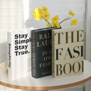 Kit com 3 livros decorativos de luxo. Estilo editorial elegante para sala, estante, bandejas e mesas de centro.