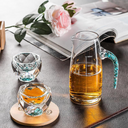 Conjunto de licor com jarra 300ml e 6 copos de 50ml em cristal. Acabamento azul e dourado. Luxo para servir com elegância.