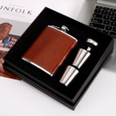 Kit de bolso com cantil 8oz, copo inox e funil. Revestido em couro e embalagem de presente elegante. Compacto e sofisticado.