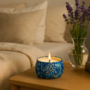 Vela aromática de lavanda em recipiente decorativo azul com pavio de madeira e cera vegetal – Casa Splendida
