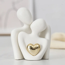 Escultura de casal em cerâmica com coração dourado. Presente simbólico e sofisticado para decorar com afeto.