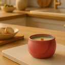 Vela aromática com fragrância de maçã e canela em recipiente decorativo vermelho com pavio de madeira – Casa Splendida