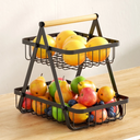 Fruteira de mesa com estrutura aramada preta e alça de madeira — charme e organização com presença decorativa.