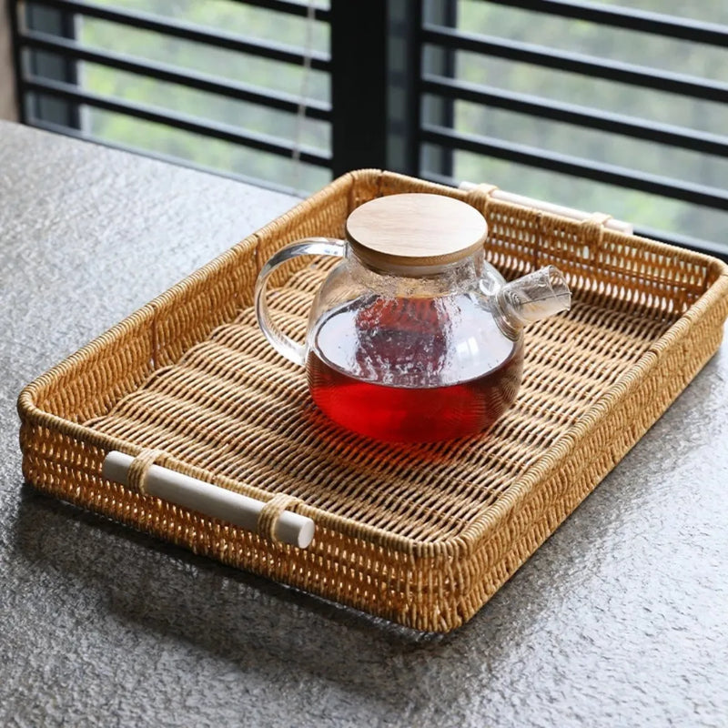 Bandeja retangular estilo rattan tecido à mão, com alça de madeira e estrutura firme Casa Splendida.

