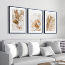 Kit com 3 quadros decorativos de folhagem dourada, moldura madeira, tamanho 40x60, perfeito para salas modernas.
