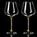 Conjunto com 2 taças de cristal lapidadas com design refinado e base facetada. Ideal para brindar com elegância e decorar com sofisticação.