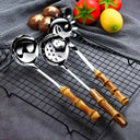 Detalhe do cabo estilo bambu do conjunto de servir inox