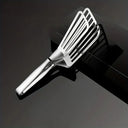Pinça de servir em aço inox com lâminas tipo espátula segurando fatias de pão