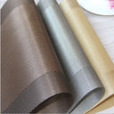 Jogo americano retangular em PVC dourado, resistente ao calor, antiderrapante e lavável, 45x30cm Casa Splendida.
