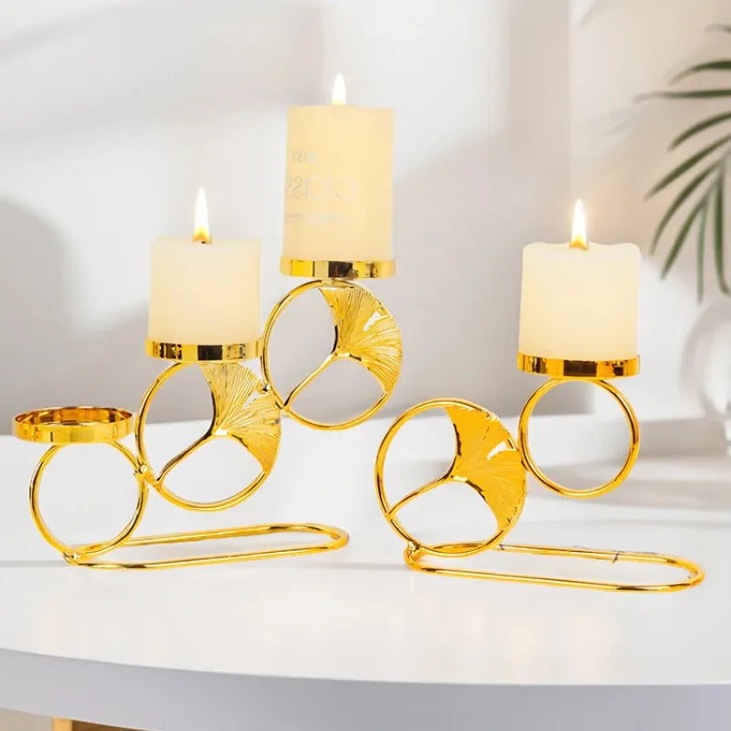Castiçal moderno europeu em metal dourado com espaço para velas tealight