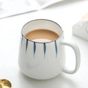 Canecas de cerâmica japonesa 500ml com espiral branca e listras verticais azuis - Casa Splêndida