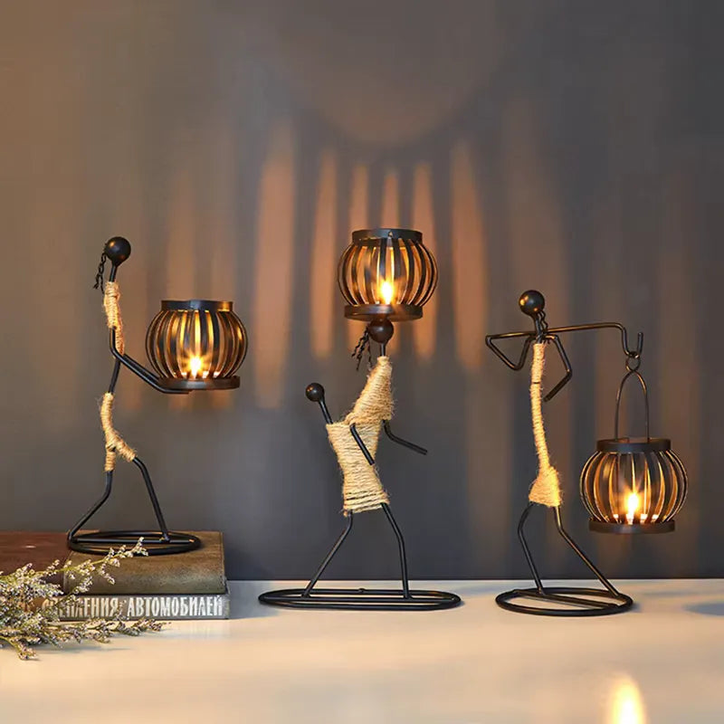 Castiçal escultura em ferro com figura abstrata e porta‑vela em forma de gaiola