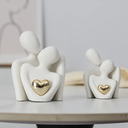 Escultura de casal em cerâmica com coração dourado. Presente simbólico e sofisticado para decorar com afeto.