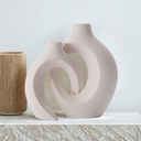 Kit com 2 vasos decorativos com design orgânico e acabamento fosco em cerâmica, estilo contemporâneo para salas ou aparadores