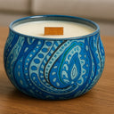 Vela aromática de lavanda em recipiente decorativo azul com pavio de madeira e cera vegetal – Casa Splendida