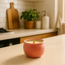 Vela aromática com fragrância de maçã e canela em recipiente decorativo vermelho com pavio de madeira – Casa Splendida