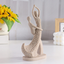 Escultura de casal em resina com acabamento arenito. Design emocional, ideal para presentear ou decorar com afeto.