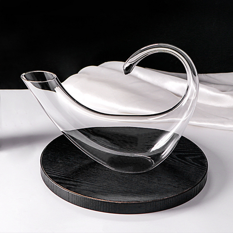 Decanter de cristal com copos para vinho, em mesa sofisticada. Ideal para servir e decorar com elegância.