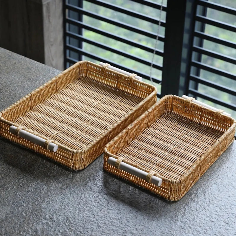 Bandeja retangular estilo rattan tecido à mão, com alça de madeira e estrutura firme Casa Splendida.

