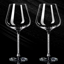 Conjunto com 2 taças de cristal lapidadas com design refinado e base facetada. Ideal para brindar com elegância e decorar com sofisticação.