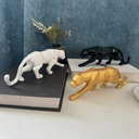 Escultura de pantera com design geométrico em resina. Elegância moderna para mesa, estante ou escritório.