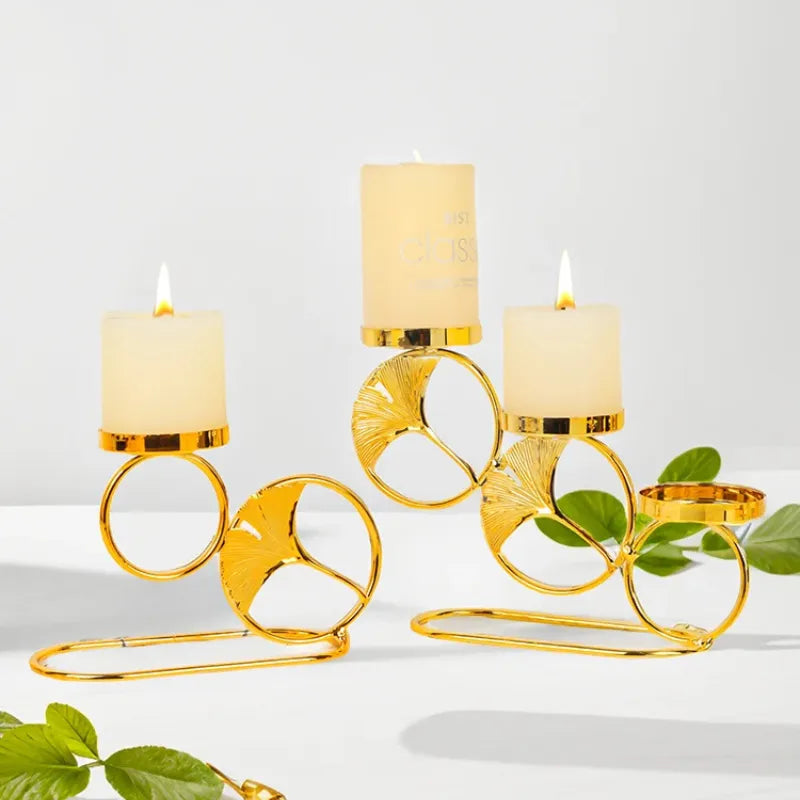 Castiçal moderno europeu em metal dourado com espaço para velas tealight