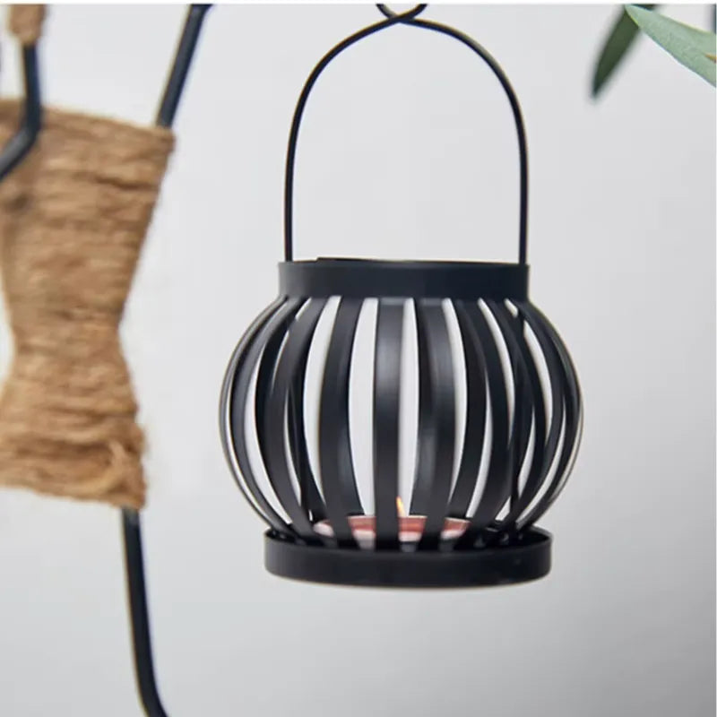 Castiçal personagem minimalista em metal preto com suporte de vela redondo