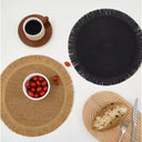 Jogo americano redondo de algodão com franja, cores marrom e preto, decoração de mesa elegante Casa Splendida.

