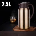 Garrafa térmica dourada Casa Splendida com alça escura, inox 316L e tamanhos 1L a 2,5L