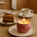 Vela aromática com fragrância de maçã e canela em recipiente decorativo vermelho com pavio de madeira – Casa Splendida