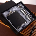 Kit de bolso com cantil 8oz, copo inox e funil. Revestido em couro e embalagem de presente elegante. Compacto e sofisticado.