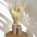 Vaso de cerâmica estilo nórdico com textura vertical e acabamento fosco para decoração minimalista