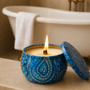 Vela aromática de lavanda em recipiente decorativo azul com pavio de madeira e cera vegetal – Casa Splendida
