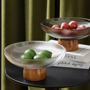 Tigela de vidro com pedestal de madeira — ideal para frutas, sobremesas e decoração de alto padrão.