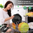 Utensílio manual desfiando frango cozido com facilidade, perfeito para receitas rápidas