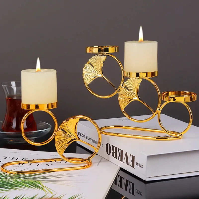 Castiçal moderno europeu em metal dourado com espaço para velas tealight