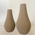 Kit de vasos decorativos com textura em linhas verticais e acabamento fosco, ideal para ambientes modernos e sofisticados