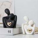 Escultura de casal em cerâmica com coração dourado. Presente simbólico e sofisticado para decorar com afeto.