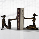Escultura decorativa abstrata para estantes e mesas, com design moderno e acabamento bronze sofisticado.