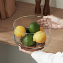 Tigela de vidro com base em madeira — sofisticação para frutas, saladas ou petiscos na sua mesa.