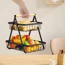 Fruteira de mesa com estrutura aramada preta e alça de madeira — charme e organização com presença decorativa.