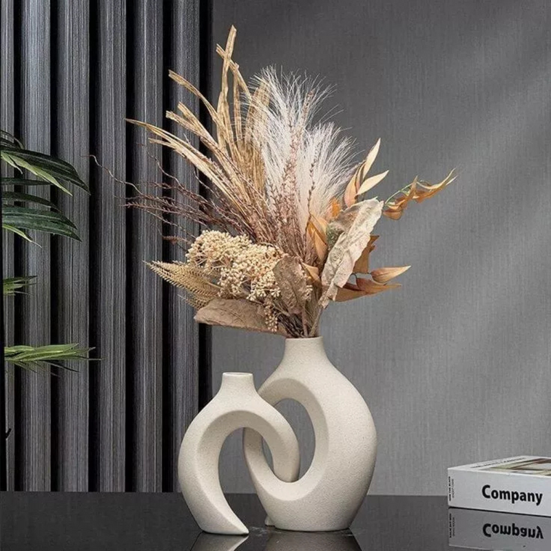 Kit com 2 vasos decorativos com design orgânico e acabamento fosco em cerâmica, estilo contemporâneo para salas ou aparadores