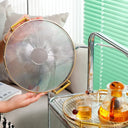 Bandeja acrílica redonda com alça dourada, disponível em verde, âmbar, cinza e transparente, para decoração e organização Casa Splendida.