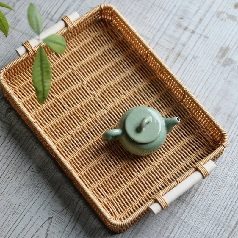 Bandeja retangular estilo rattan tecido à mão, com alça de madeira e estrutura firme Casa Splendida.

