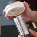 Canecas térmicas com design moderno em branco e bege, ideais para café ou cappuccino, com tampa e alça ergonômica